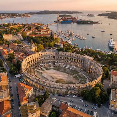 Апартаменты Stylish 10min To The