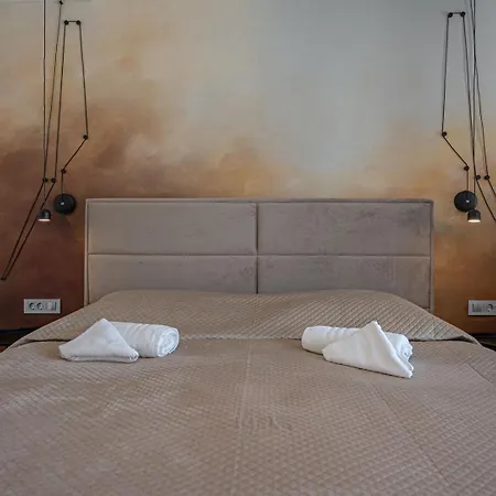 Stylish 10min To The *