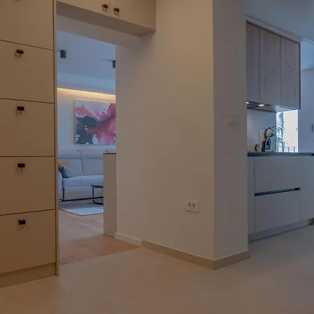 Stylish 10min To The *