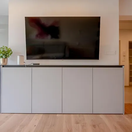 Stylish 10min To The *