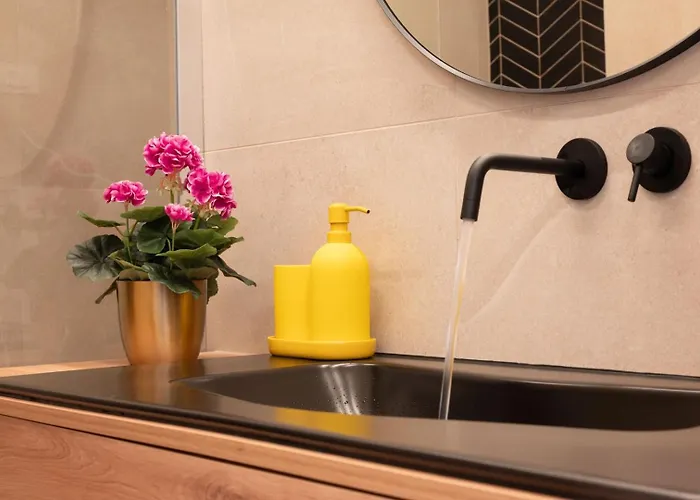 Stylish 10min To The *