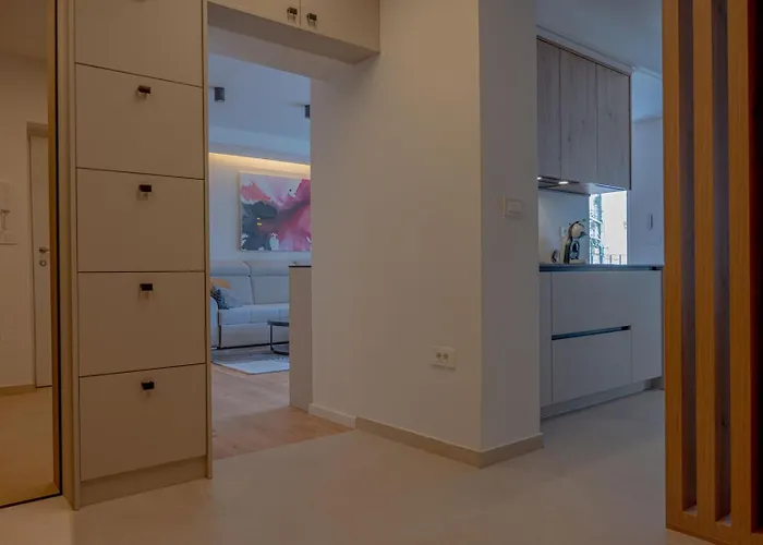 Stylish 10min To The *