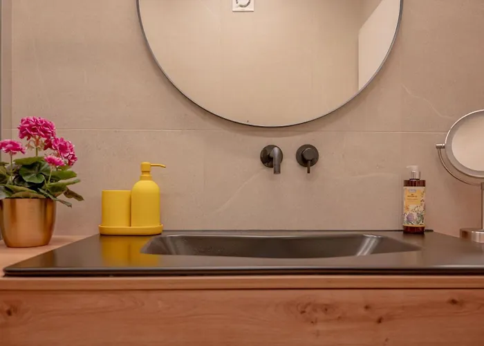 Stylish 10min To The Apartment