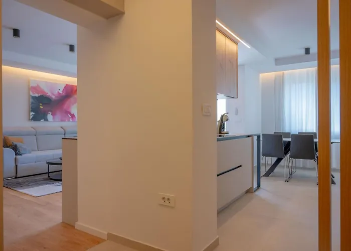 Stylish 10min To The *