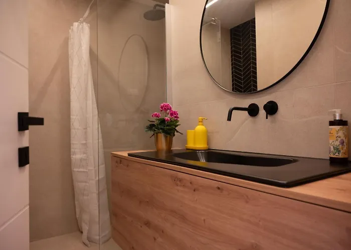 Stylish 10min To The Apartment